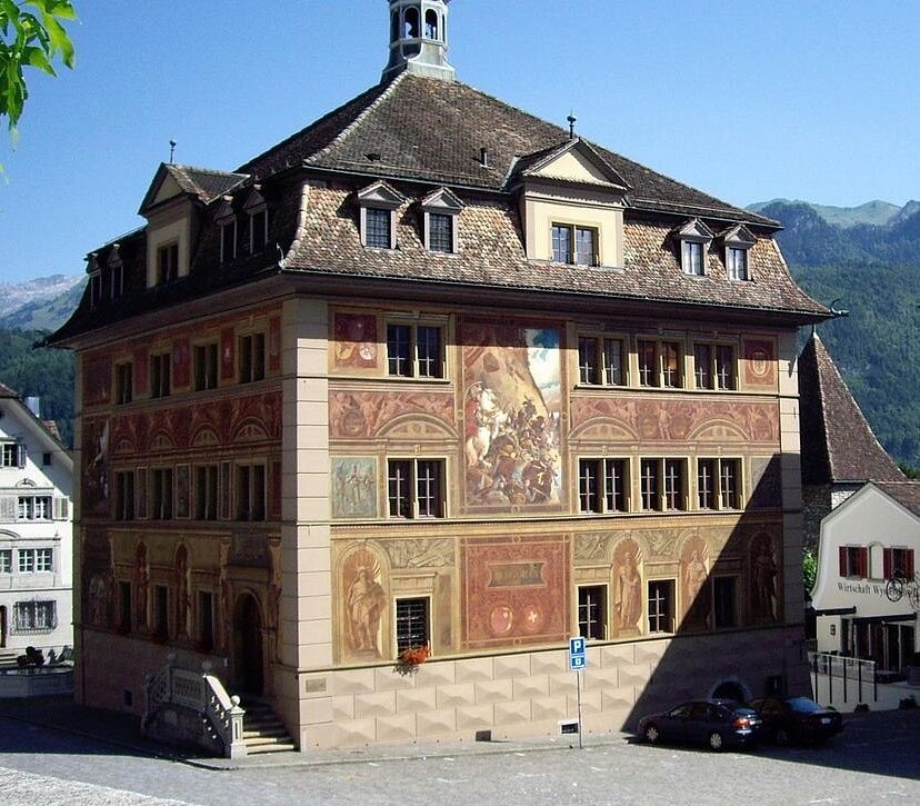 Restore edilmiş Schwyz Rathaus cephesi