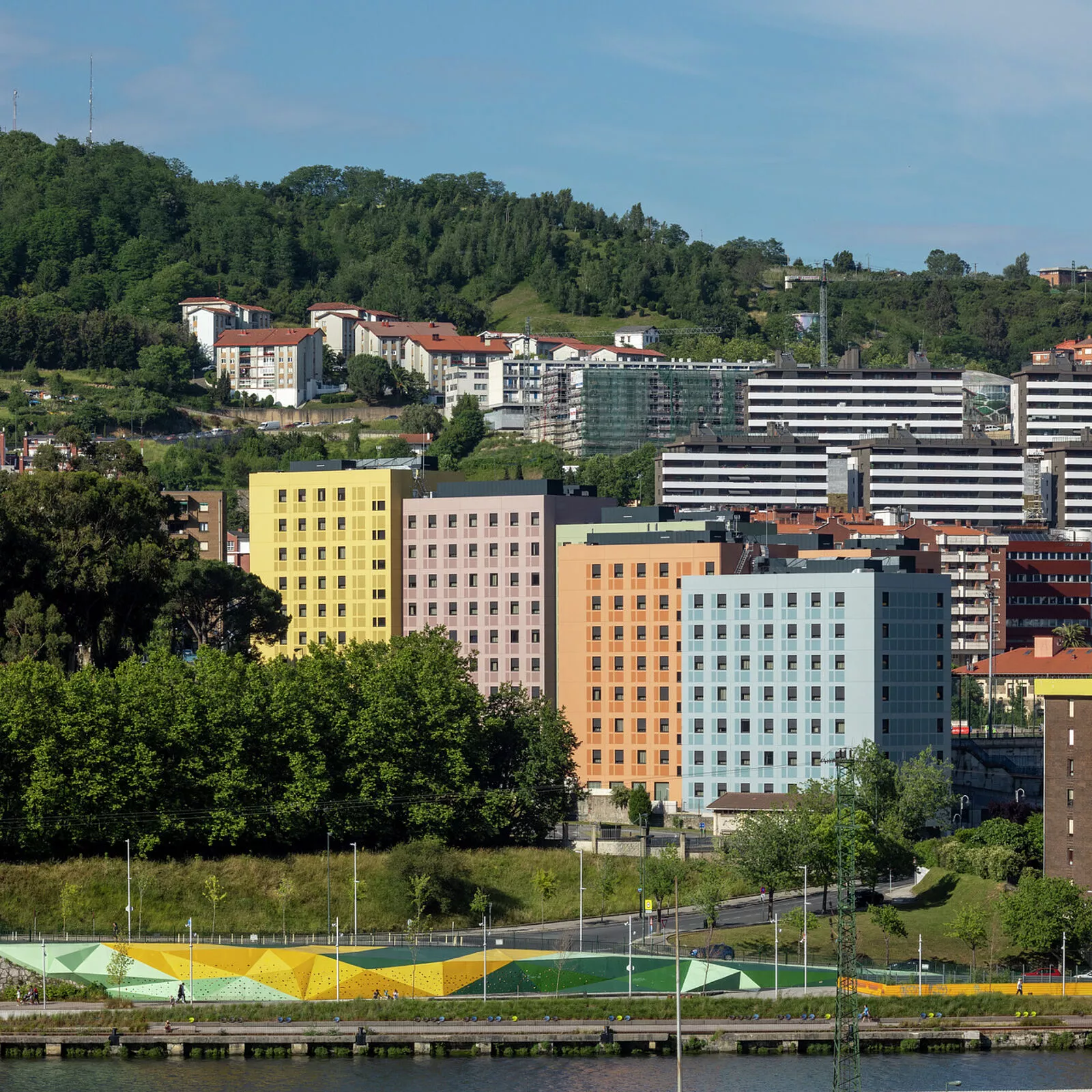 Bilbao Livensa Living Studios projesinde çağdaş mimari ve beton yüzeyler